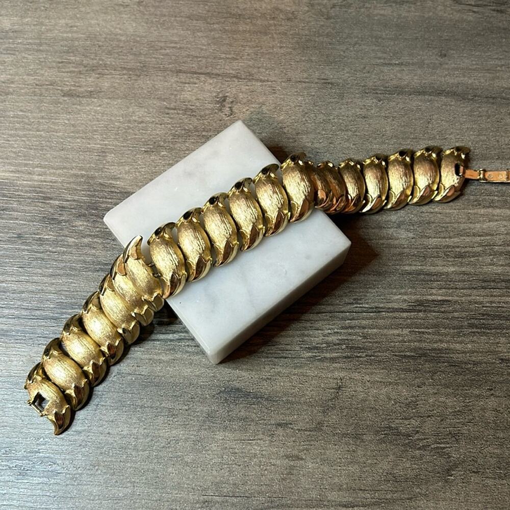 Gorgeous Trifari Crown brushed Gold Bracelet #A160